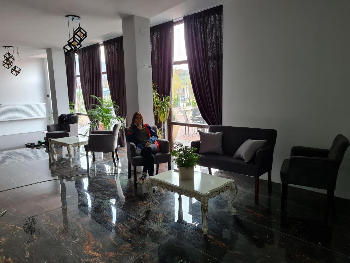 Cazare Palace Petroşani Exterior foto